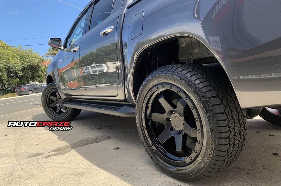 TOYOTA-HILUX-4WD-SIX-MATTE-BLACK
